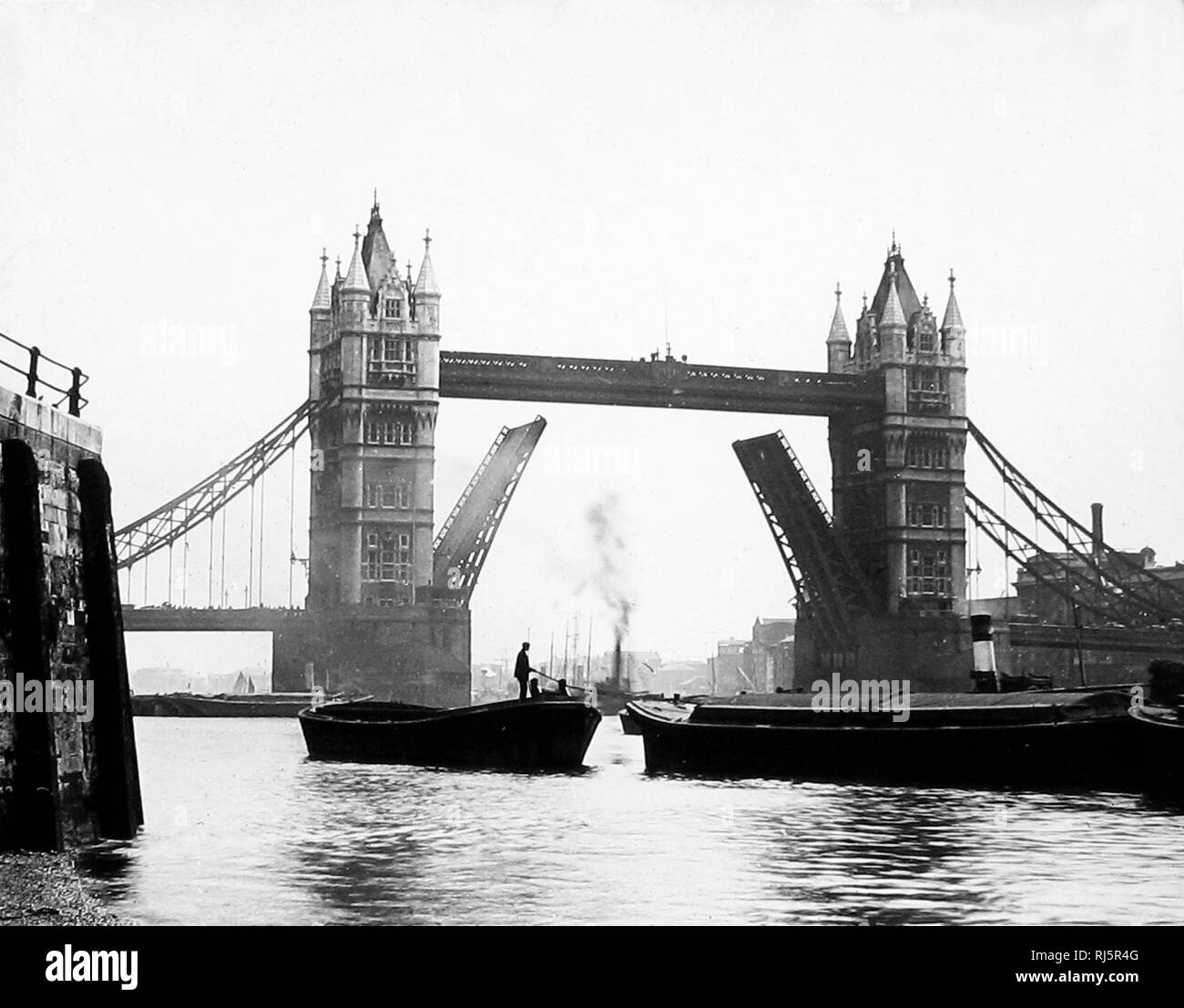 Chiatte, Tower Bridge, Londra Foto Stock