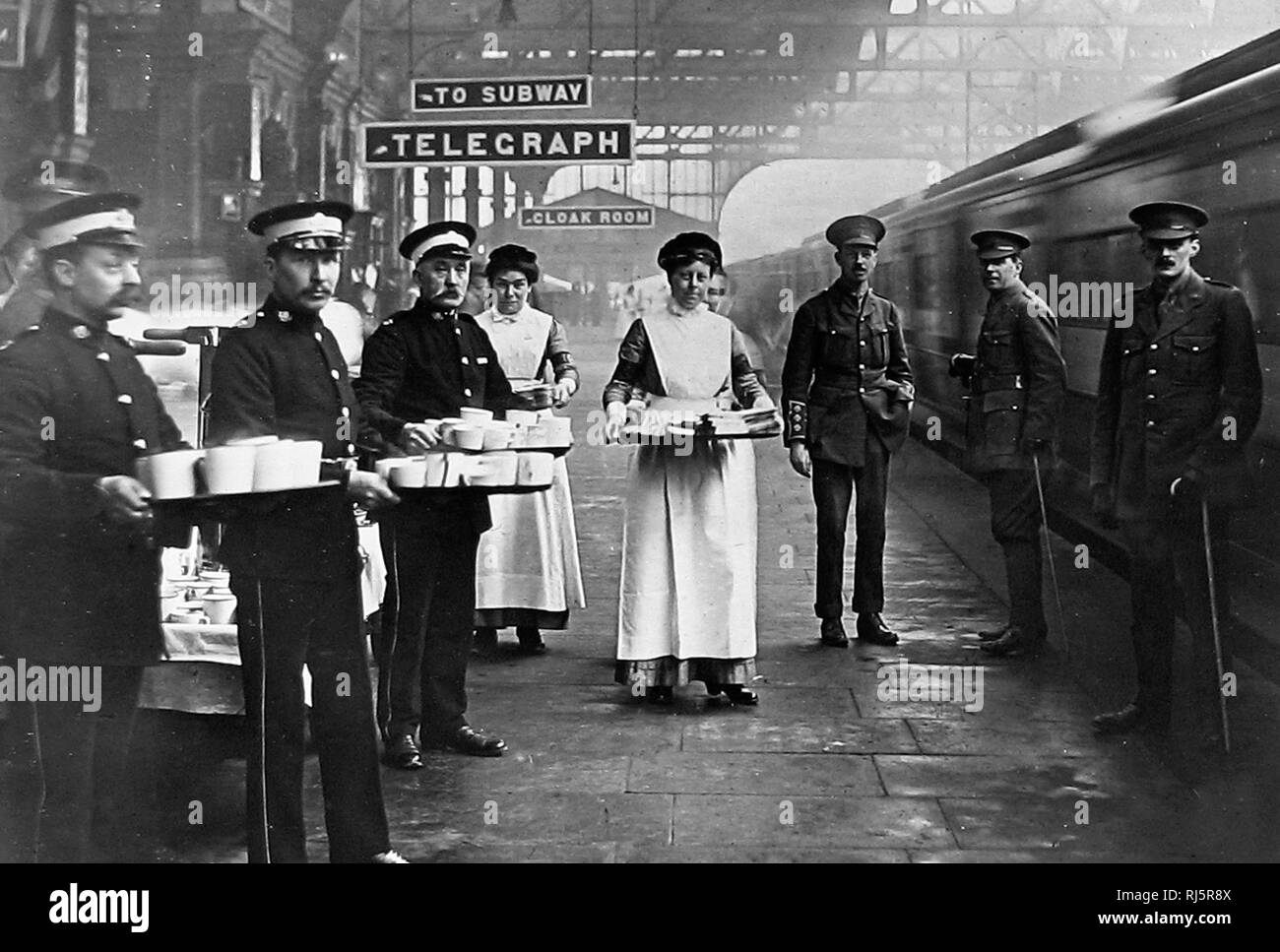 WW1 Red Cross e St. John Ambulance Brigade Volontari volontari di distacco con rinfreschi in un rai Foto Stock
