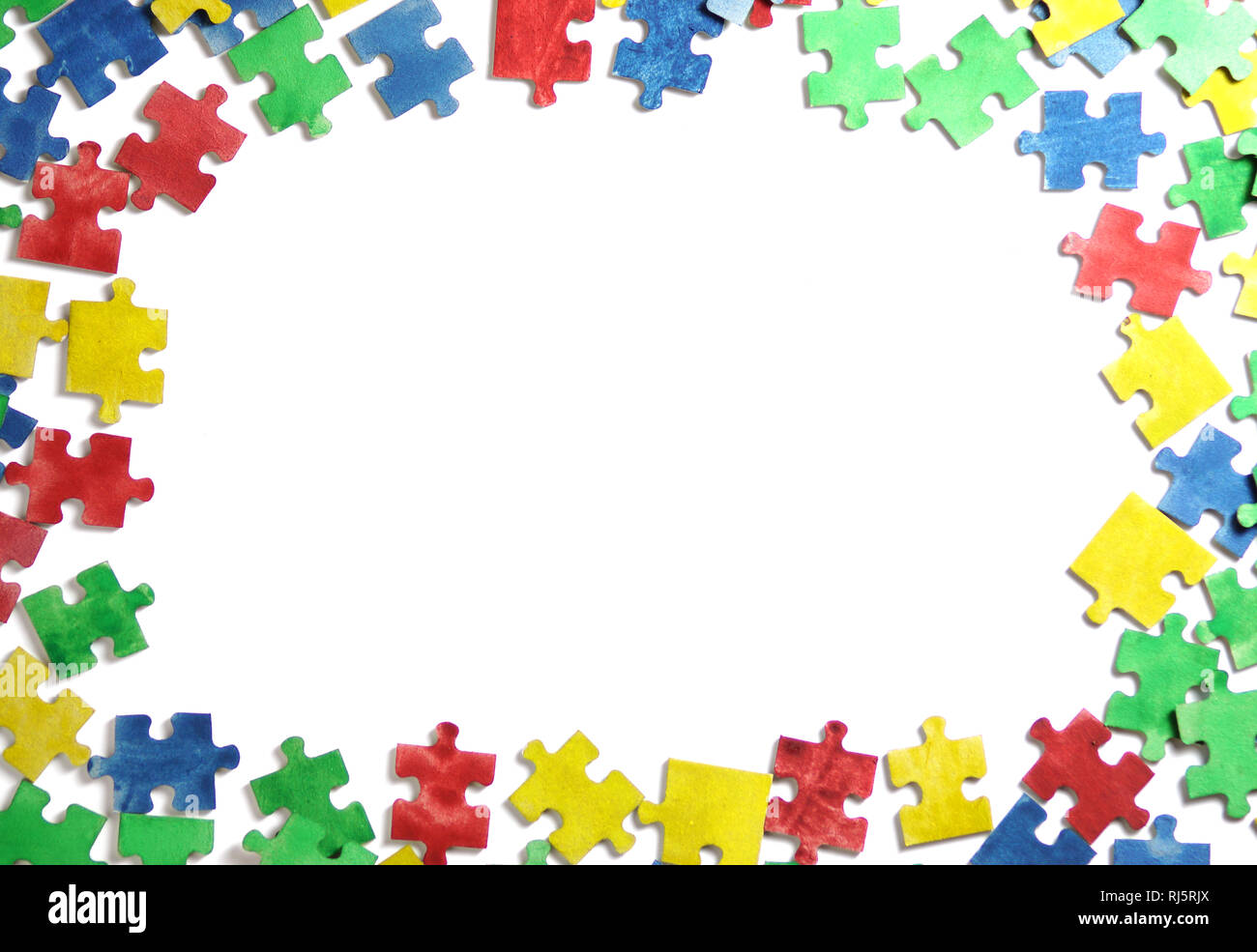 Colorato puzzle alfabeto e piastrelle con autismo word. Concetto di autismo Foto Stock