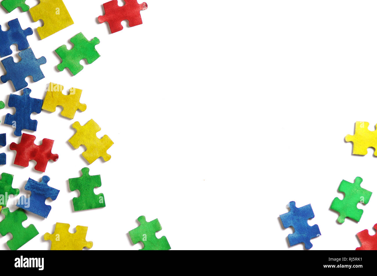 Colorato puzzle alfabeto e piastrelle con autismo word. Concetto di autismo Foto Stock