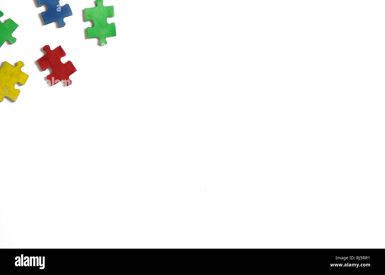 Colorato puzzle alfabeto e piastrelle con autismo word. Concetto di autismo Foto Stock