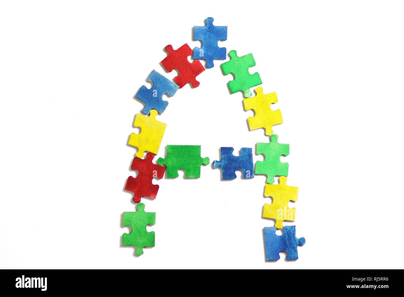 Colorato puzzle alfabeto e piastrelle con autismo word. Concetto di autismo Foto Stock
