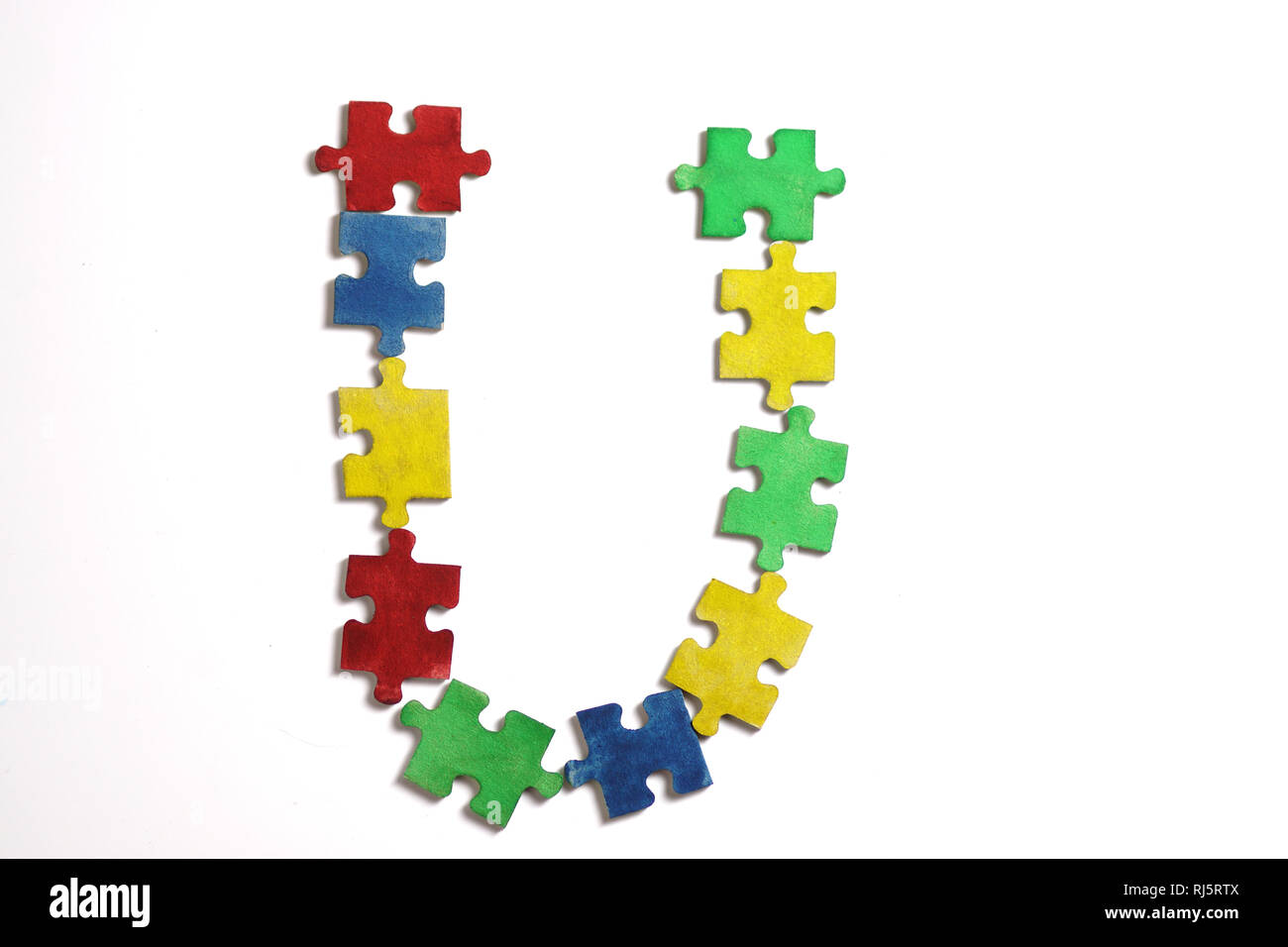 Colorato puzzle alfabeto e piastrelle con autismo word. Concetto di autismo Foto Stock