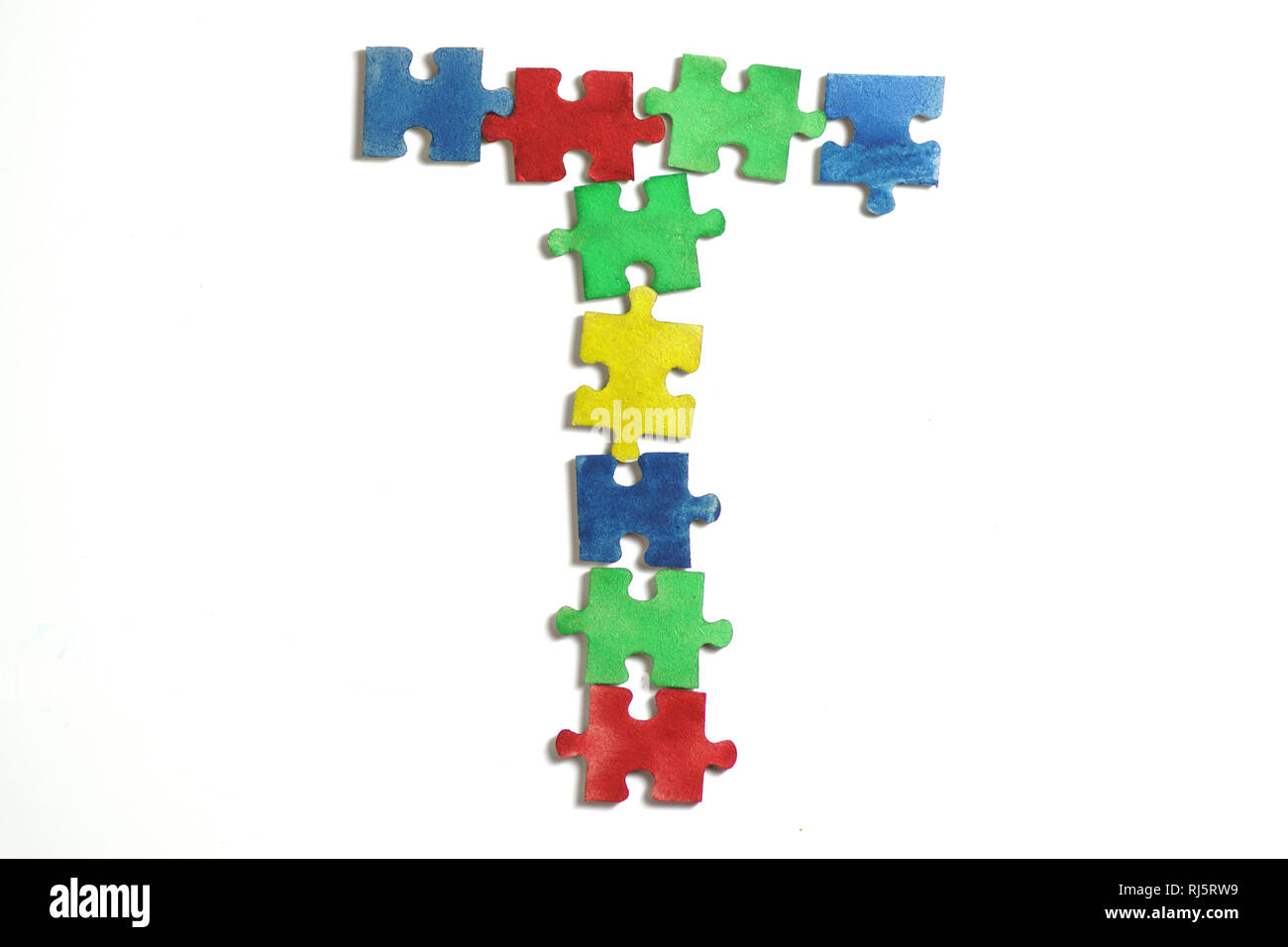 Colorato puzzle alfabeto e piastrelle con autismo word. Concetto di autismo Foto Stock