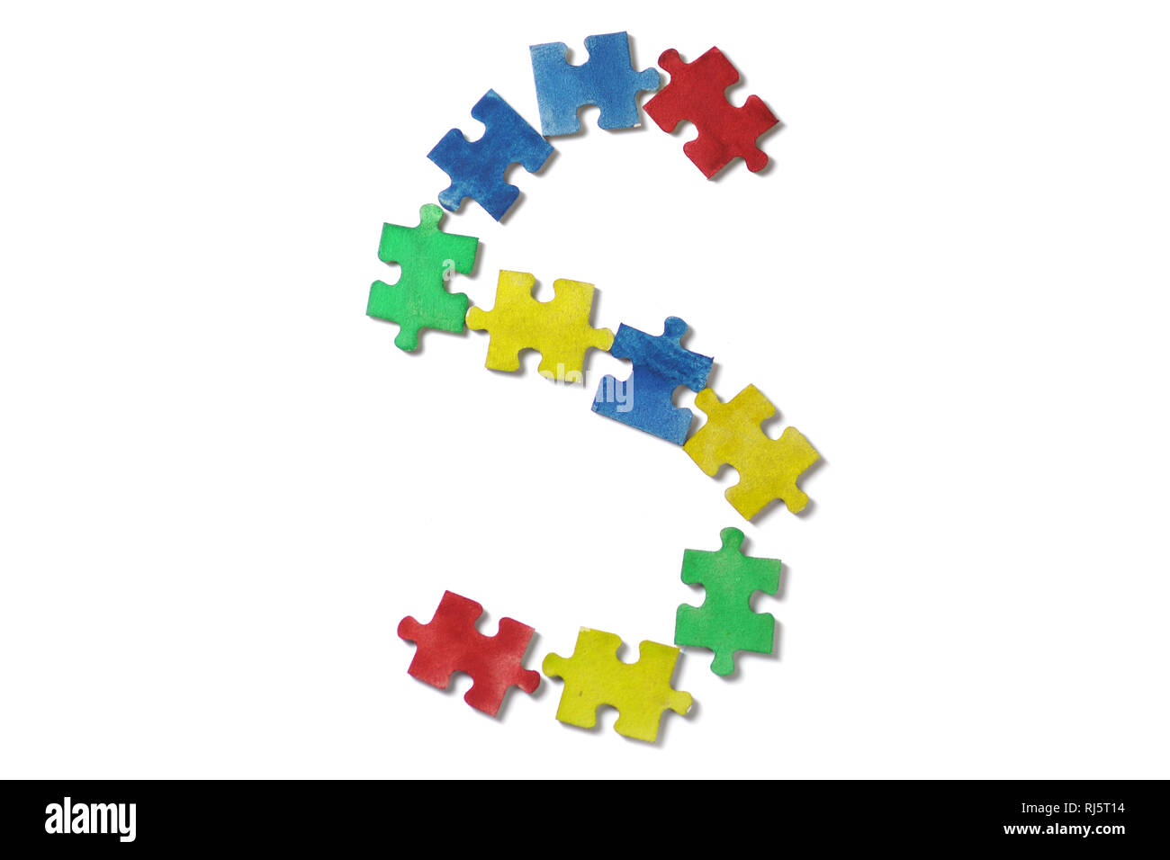 Colorato puzzle alfabeto e piastrelle con autismo word. Concetto di autismo Foto Stock