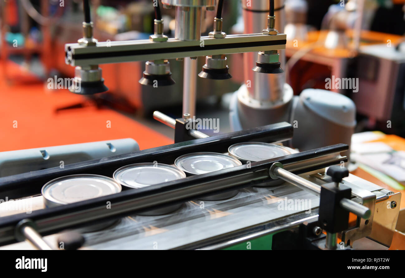 Conserve di possibile linea di produzione in linea di fabbrica il convogliatore della macchina. Foto Stock