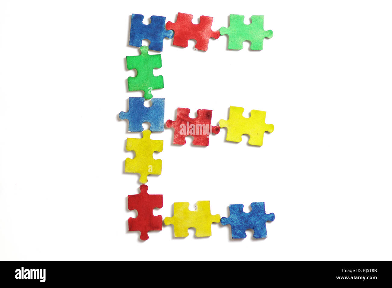 Colorato puzzle alfabeto e piastrelle con autismo word. Concetto di autismo Foto Stock