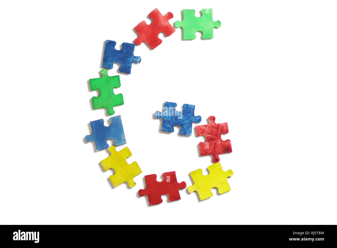 Colorato puzzle alfabeto e piastrelle con autismo word. Concetto di autismo Foto Stock