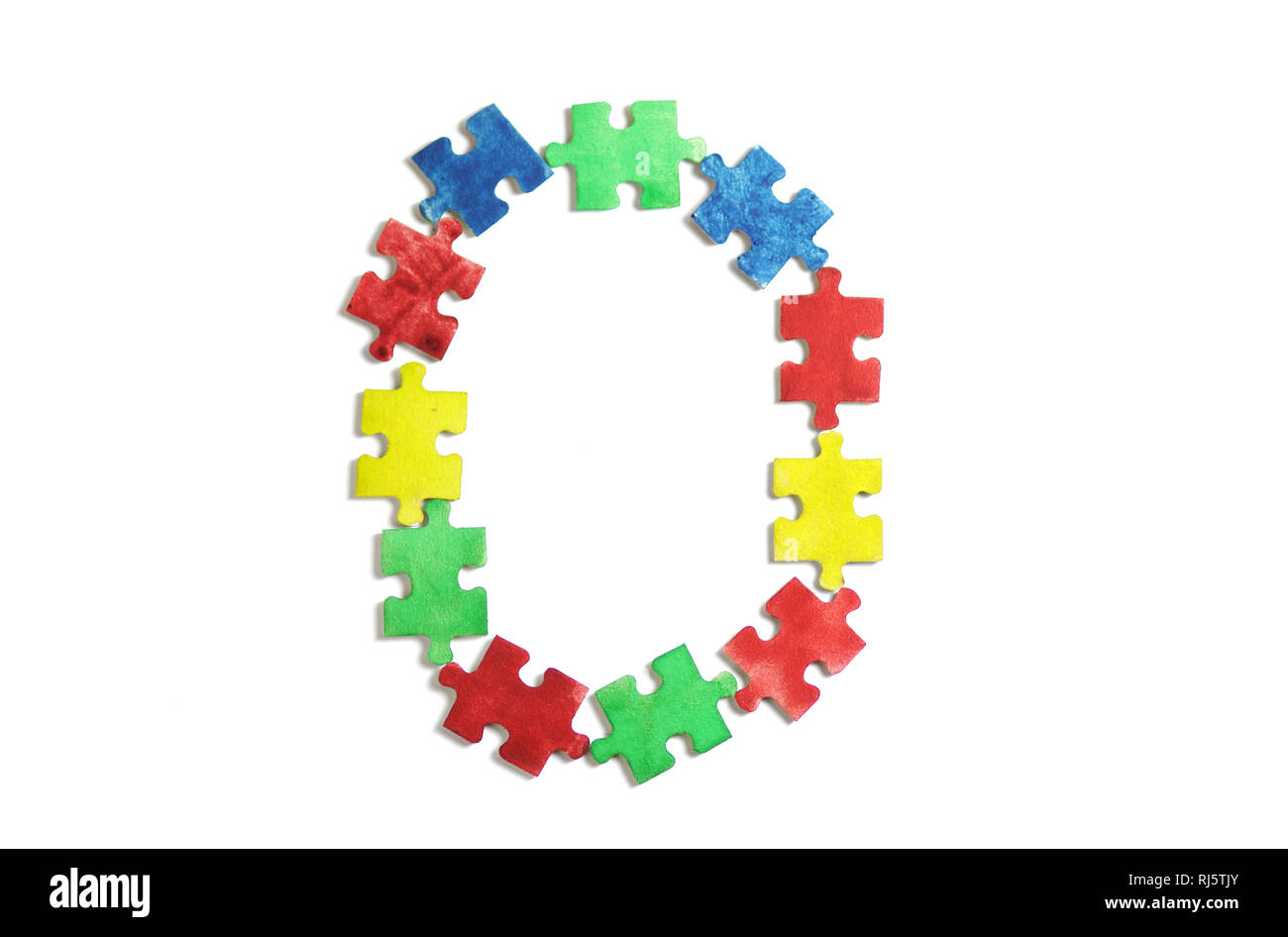 Colorato puzzle alfabeto e piastrelle con autismo word. Concetto di autismo Foto Stock