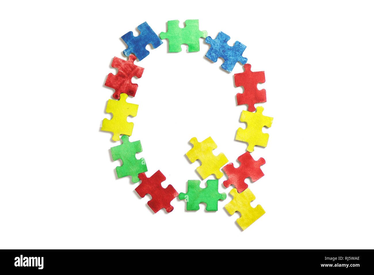 Colorato puzzle alfabeto e piastrelle con autismo word. Concetto di autismo Foto Stock