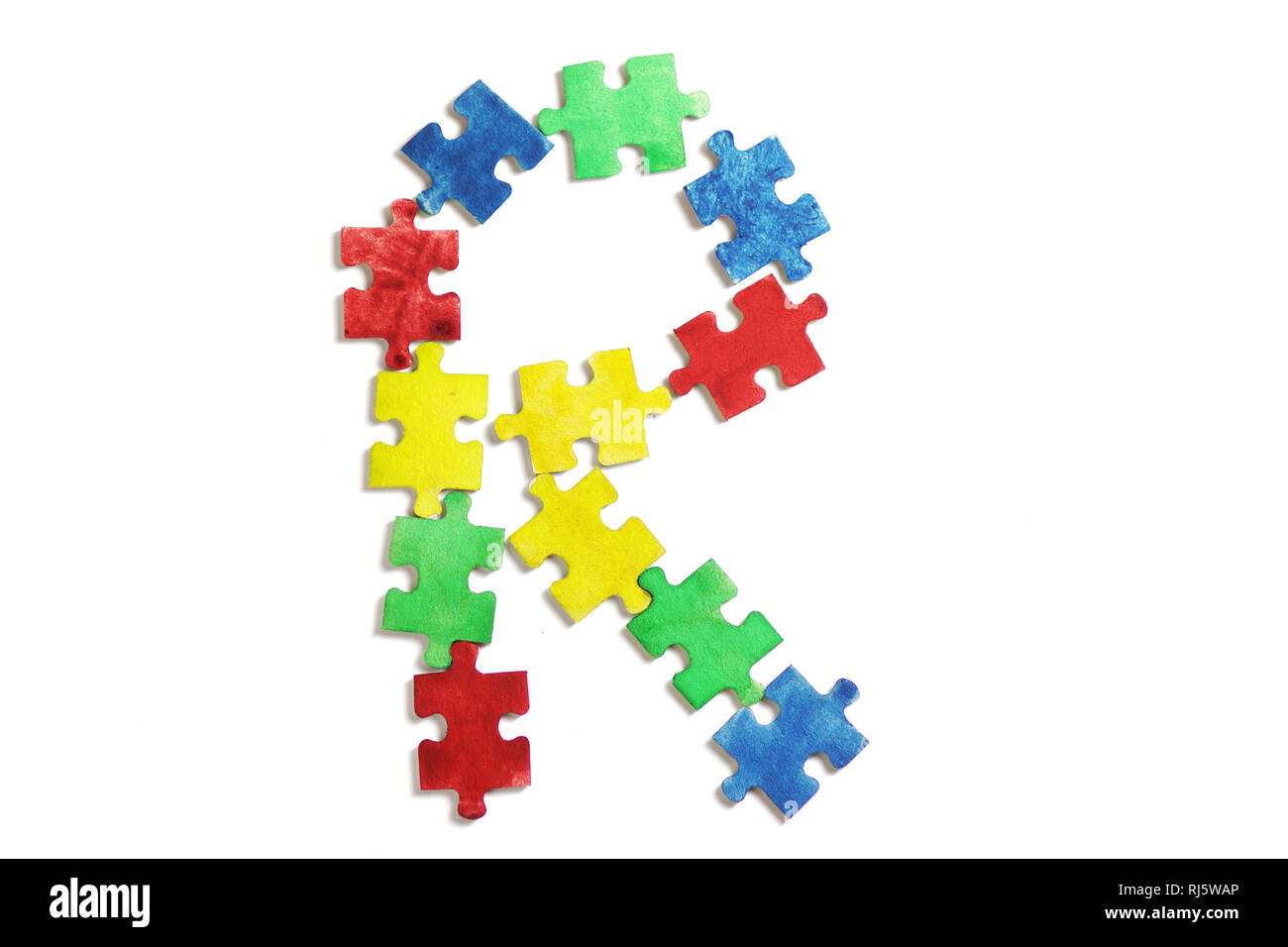 Colorato puzzle alfabeto e piastrelle con autismo word. Concetto di autismo Foto Stock
