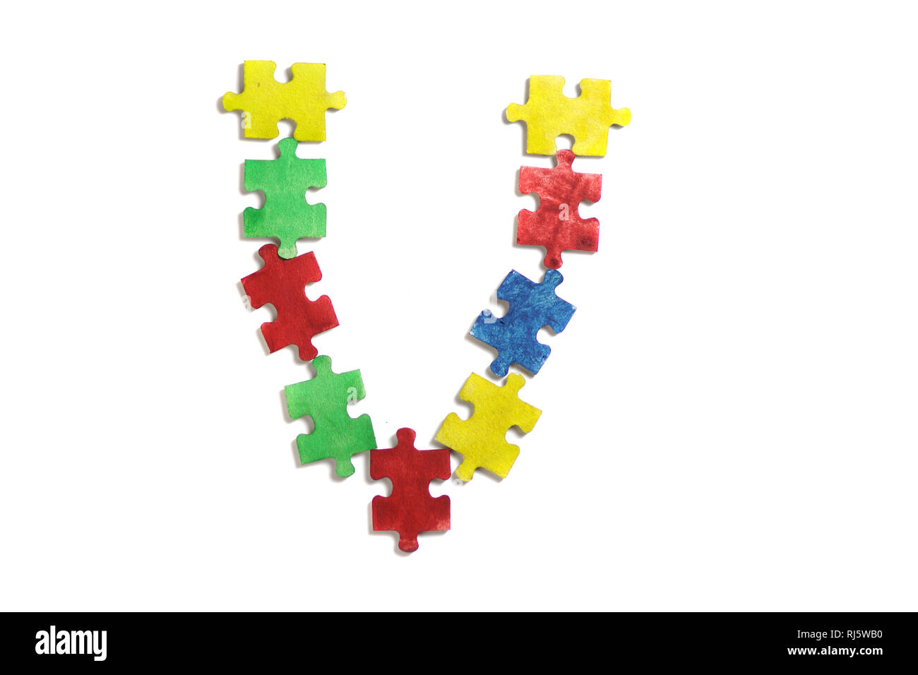 Colorato puzzle alfabeto e piastrelle con autismo word. Concetto di autismo Foto Stock