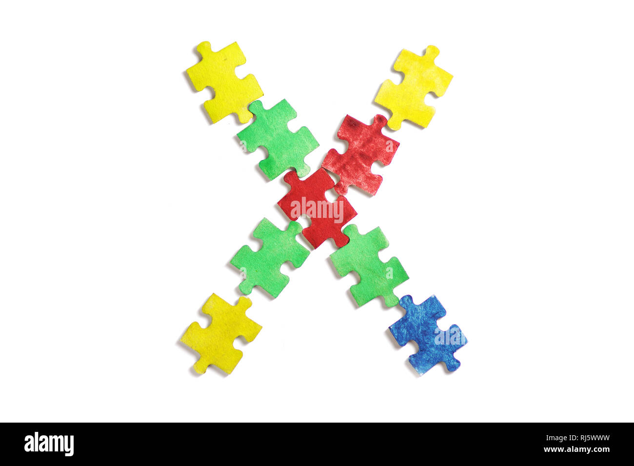 Colorato puzzle alfabeto e piastrelle con autismo word. Concetto di autismo Foto Stock