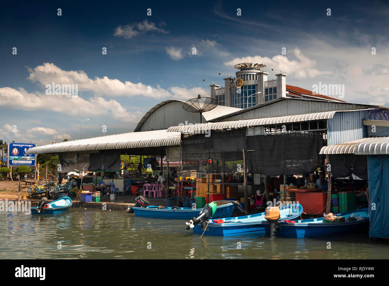 Cambogia, Preah Koh Kong, albanese Prek Kaoh Pao river, colorate barche ormeggiate a Dong Tung edificio porta Foto Stock