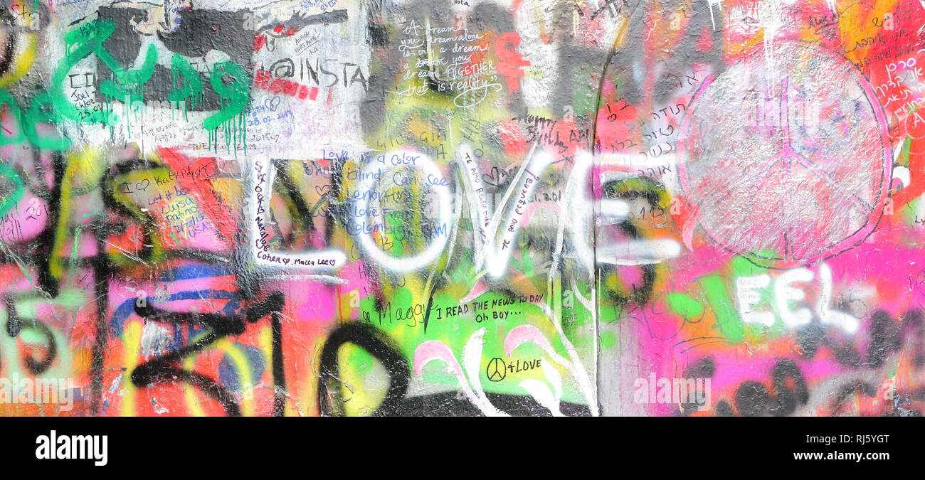 Praga, Repubblica Ceca. Mala Strana. Muro di John Lennon in Velkoprevorske namesti (Piazza) Foto Stock