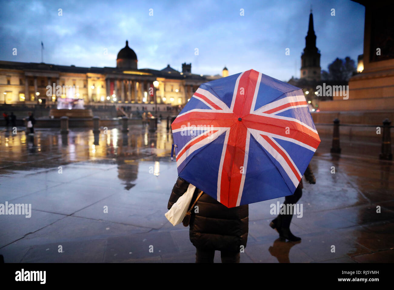 Giorno di pioggia a Trafalgar Square con la National Gallery di immagine di sfondo da Gavin Rodgers/ Pixel8000 Foto Stock