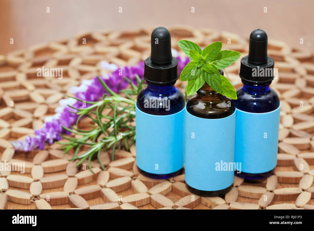 In alternativa o in una medicina naturopatica trattamento in tre flaconi di vetro con contagocce, menta, piante di lavanda e rosmarino. Foto Stock