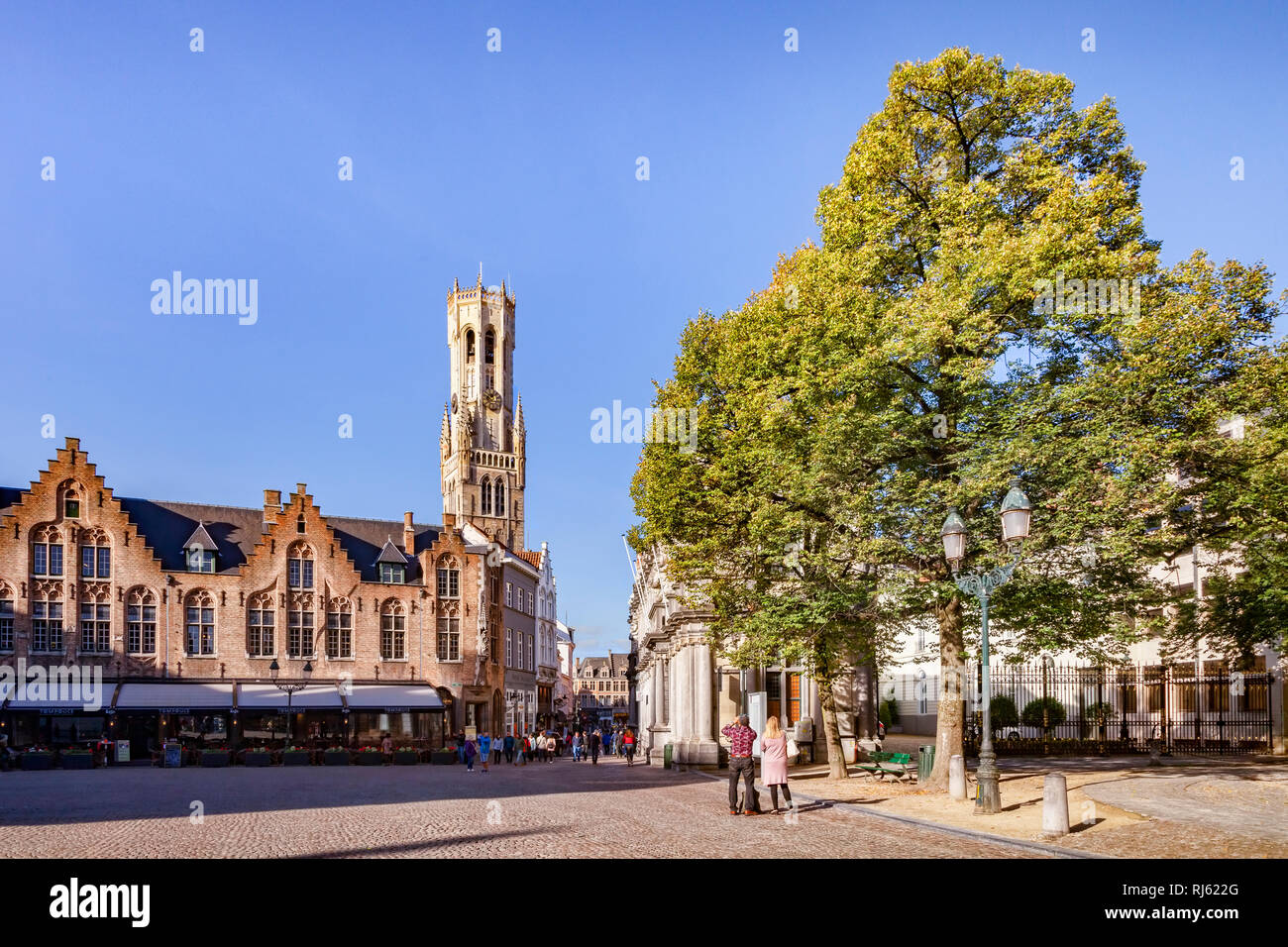 25 Settembre 2018: Bruges, Belgio - Piazza Burg, guardando verso la piazza del mercato e la torre campanaria in un pomeriggio soleggiato. Foto Stock