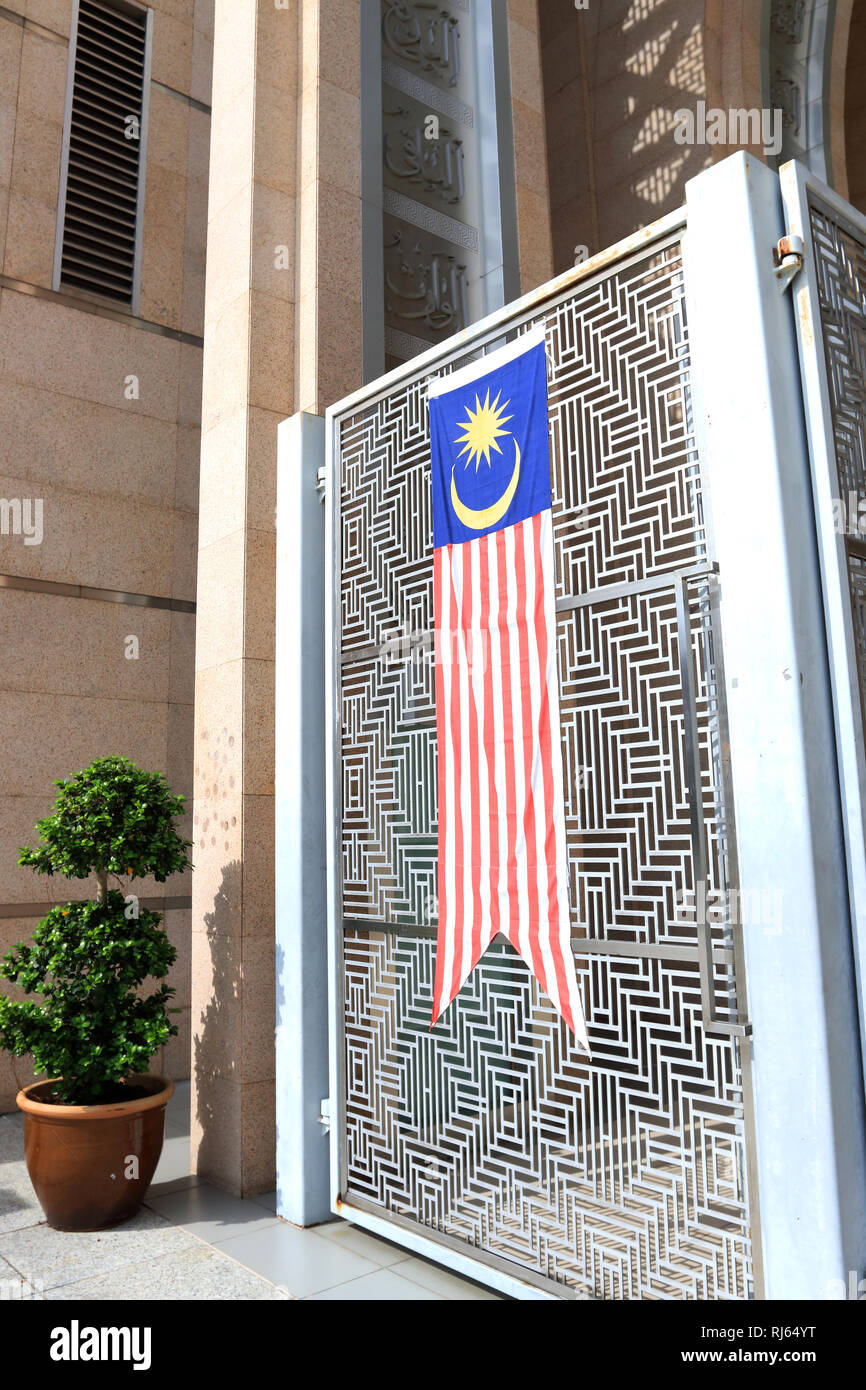 Bandiera malese alla moschea di ferro, Tuanku Mizan Zainal Abidin Moschea Putrajaya Malaysia Foto Stock