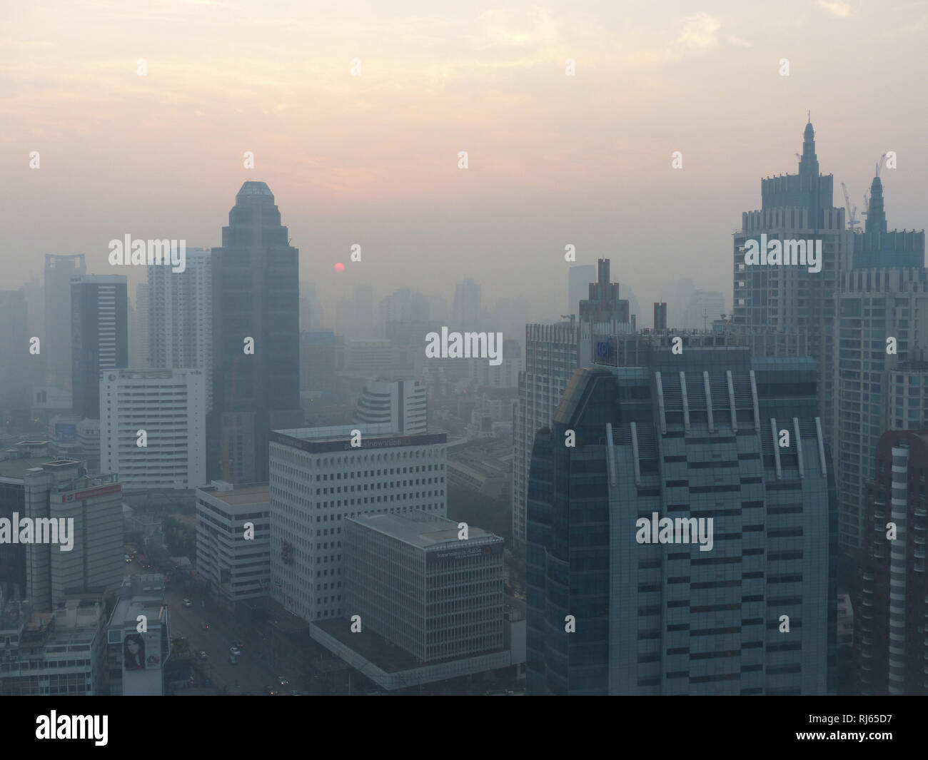Asia, Bangkok, inquinamento, alta sorge, torri di uffici, grattacieli, smog Foto Stock