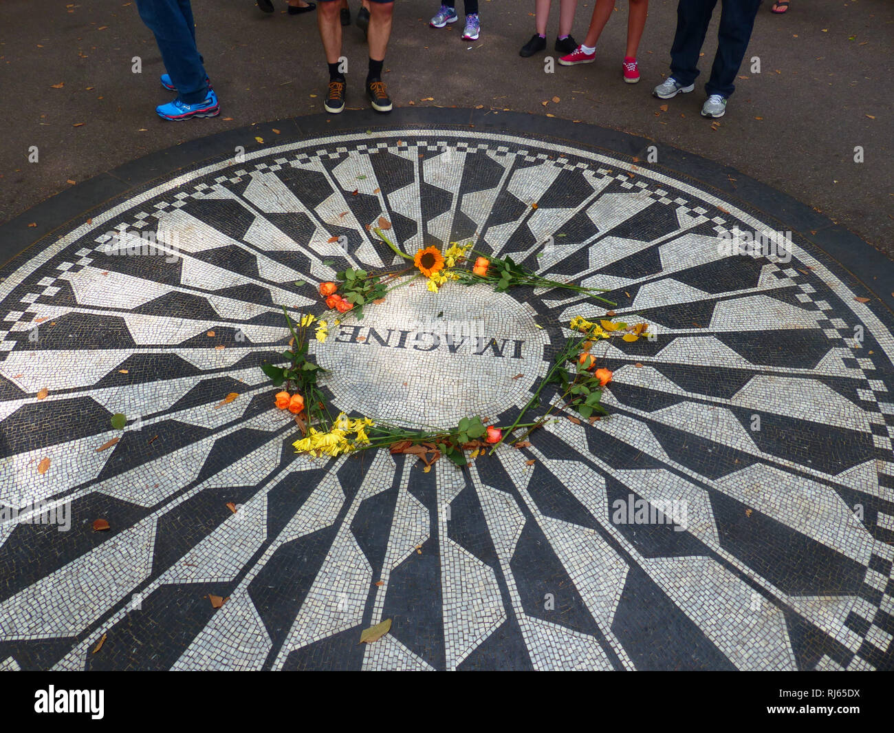 Strawberry Fields dedicato a John Lennon con iconico 'Imagine' cerchio mosaico frequentato da turisti Foto Stock