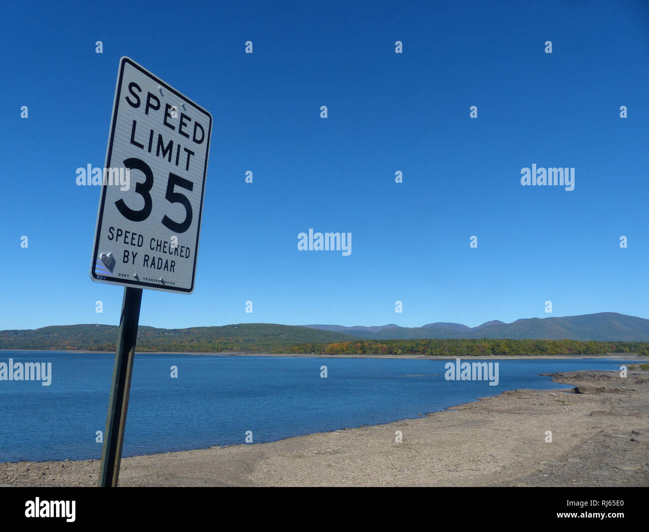 Segnale di limite di velocità dal serbatoio Ashokan, acqua potabile per la città di New York, al 55% della sua capacità Foto Stock