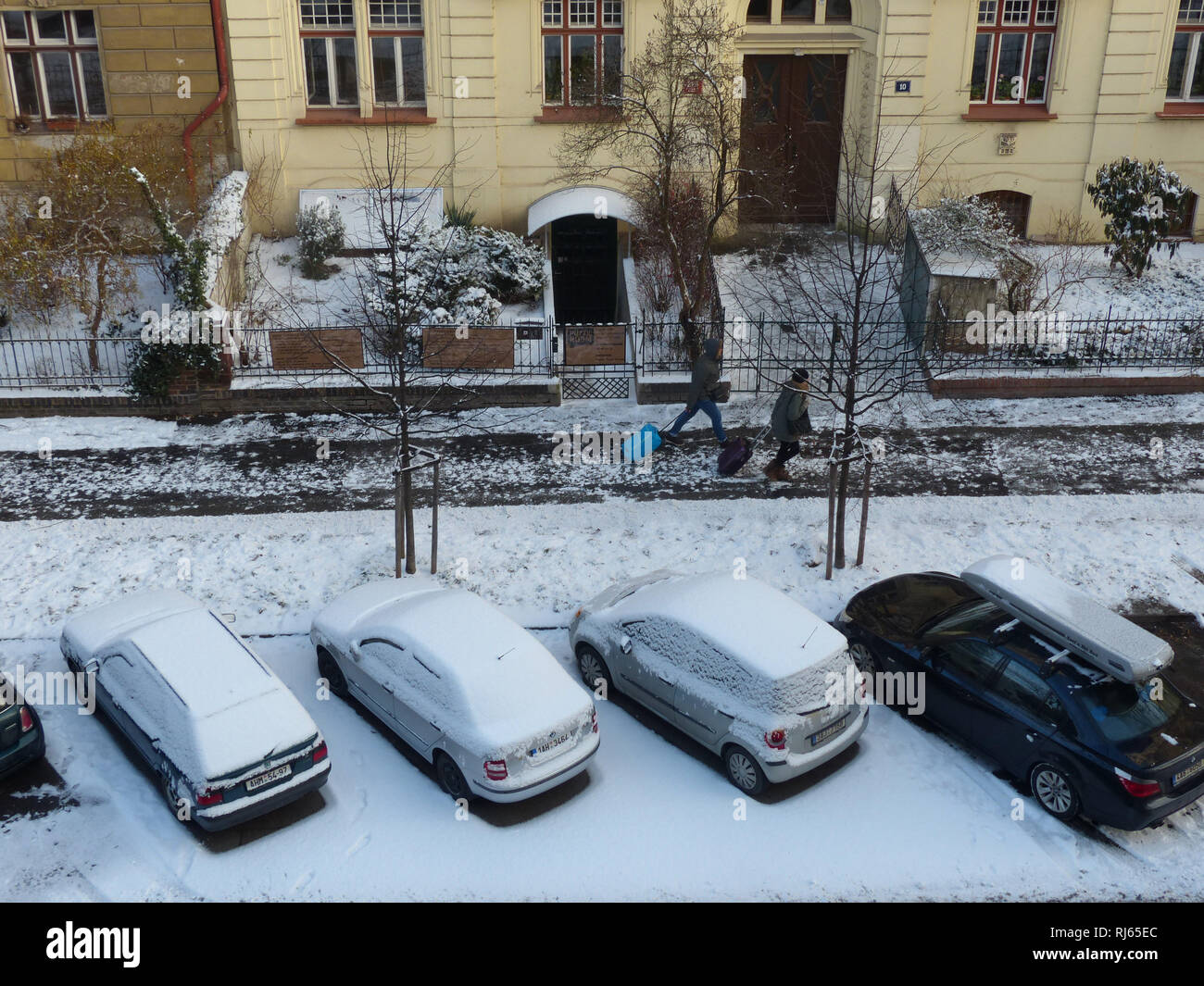 Veicoli parcheggiati coperte da neve Foto Stock