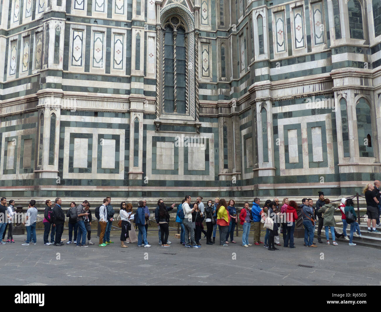 Tourist in attesa in linea per immettere la Firenze Firenze Duomo di Santa Maria del Fiore. Anche se la costruzione è iniziata nel 1296 sotto un architetto Foto Stock