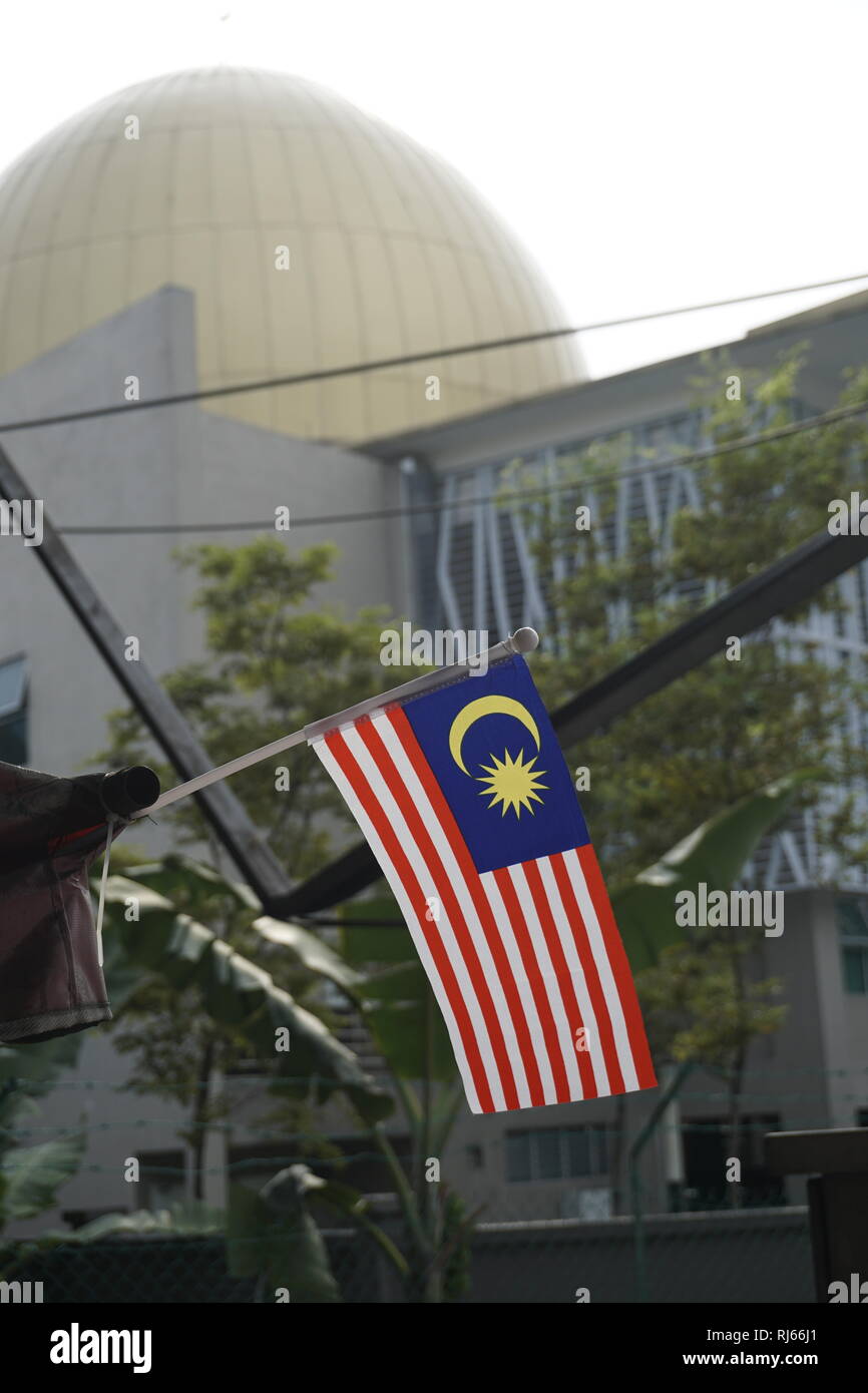 Bandiera della Malesia con la moschea in background per simboleggiare l Islam come religione ufficiale Foto Stock