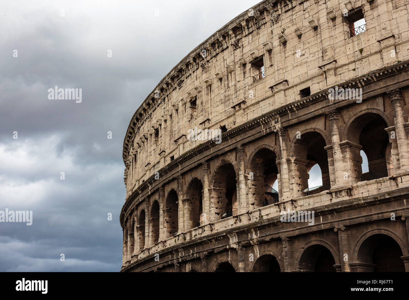 Europa, Italien, Lazio, Rom, Das Kolosseum vor einem nahenden Gewitter Foto Stock