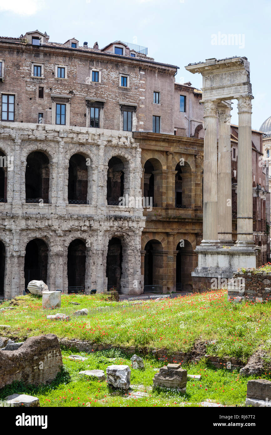 Europa, Italien, Lazio, Rom, Das Theater des Marcello (Teatro Marcello, 13 v. Chr.), rechts die Überreste des Tempels des Apollo Sosianus (431 v. Ch Foto Stock