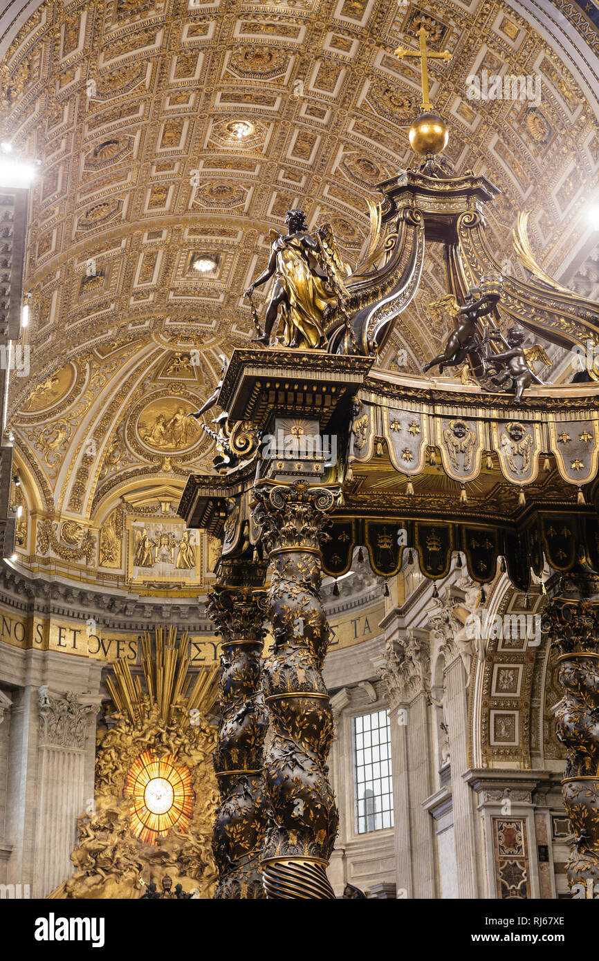 Europa, Italien, Lazio, Rom Vatikan, Berninis baldacchino bronzener über dem Papstalter im Petersdom, dahinter der Chorraum, Foto Stock