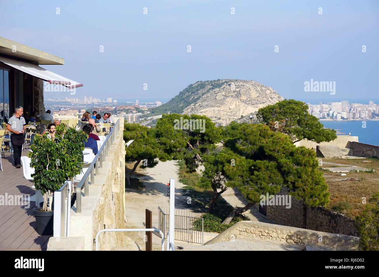 Ristorante a Santa Bárbara Castle.una fortificazione sul monte Benacantil (166 m).in Alicante Spagna. Foto Stock