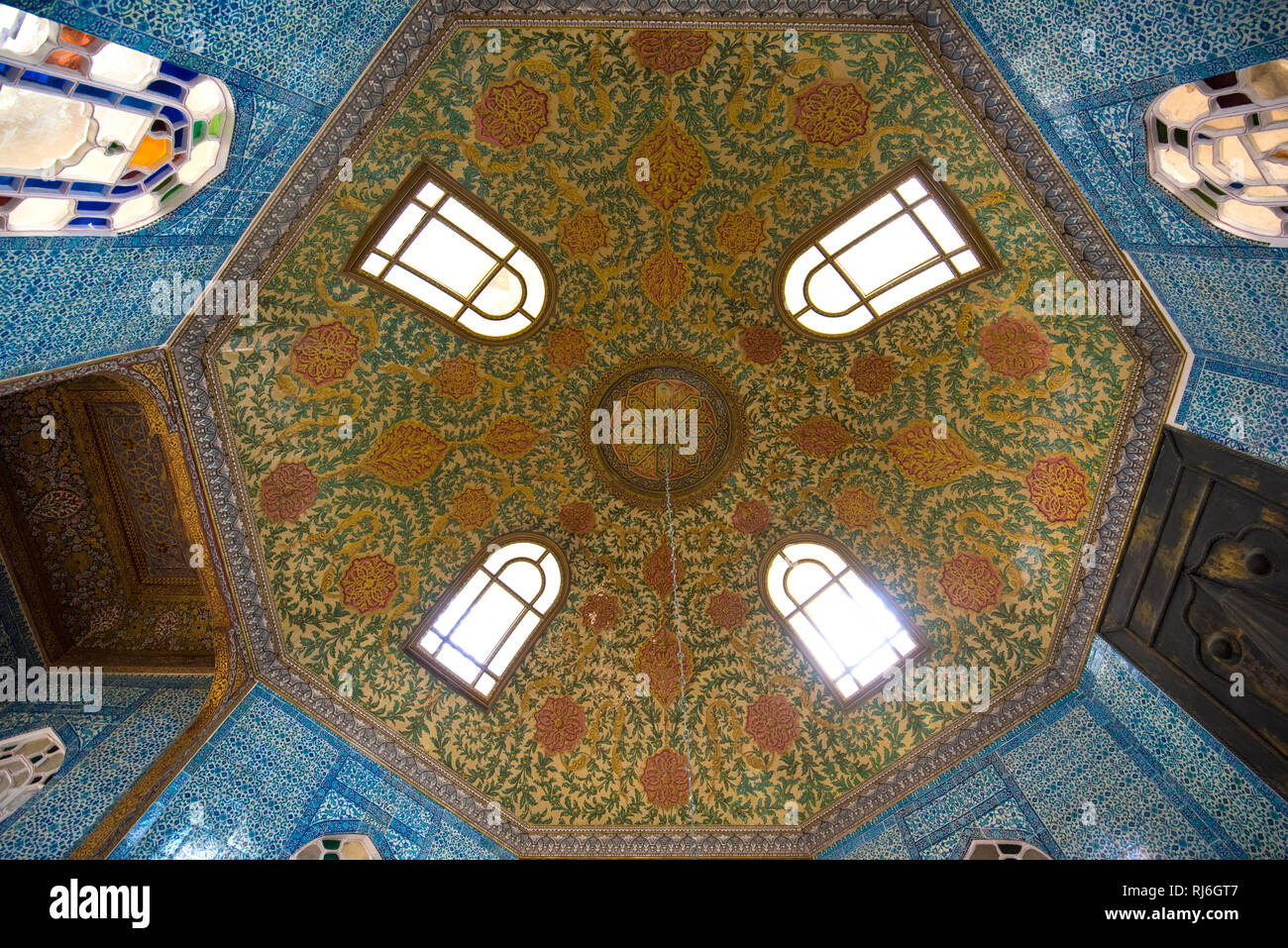 Bella decorazione all'interno di Palazzo Topkapi. Soffitto in una delle camere - la circoncisione camera. Bellissimi interni in Ottoman stile arabo.- Istanbul Foto Stock