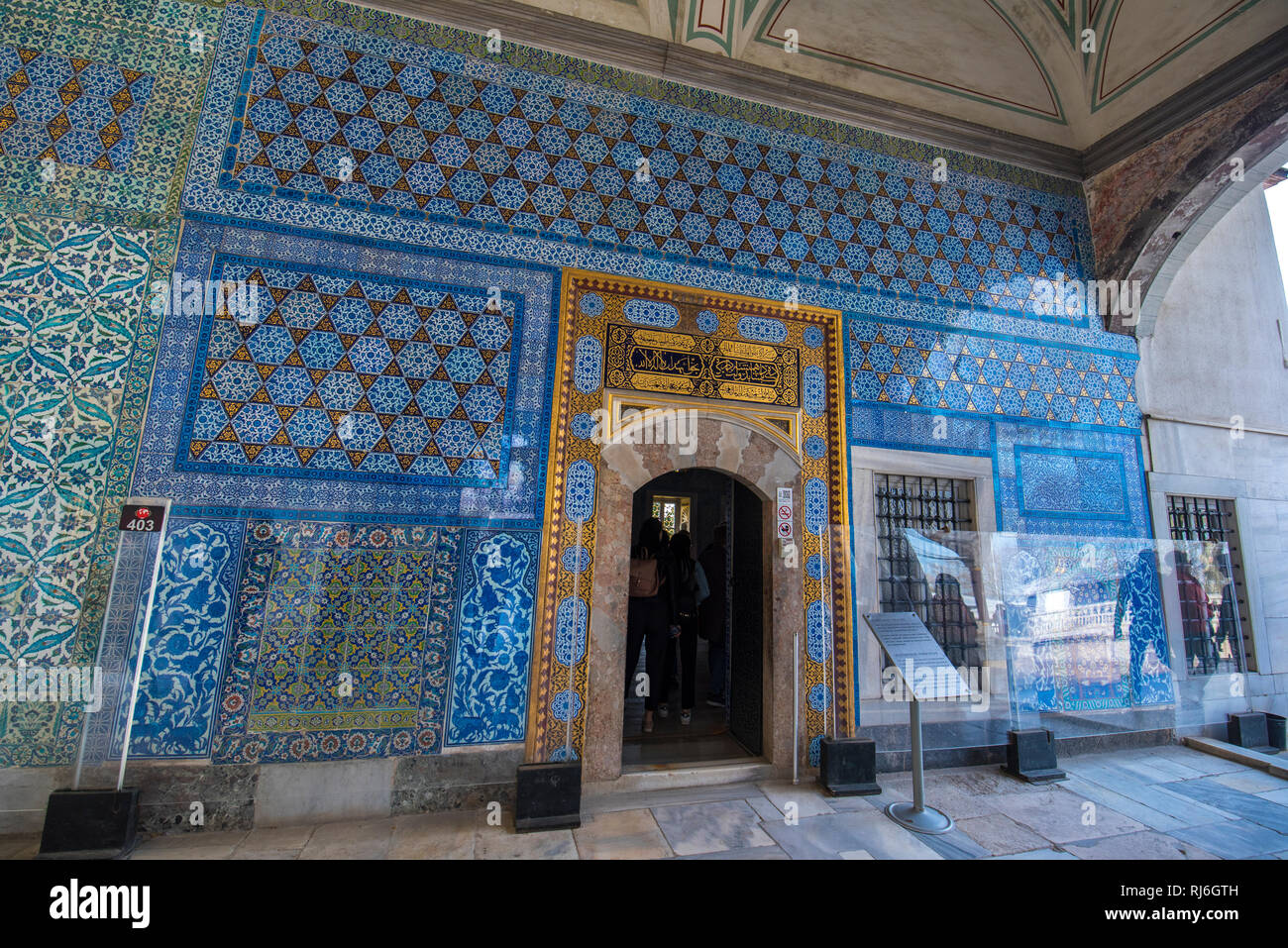 Decorazione all'interno di Palazzo Topkapi. La porta anteriore e la facciata di una delle camere - la circoncisione camera. Bellissimi interni in Ottoman arabo - Istanbul Foto Stock