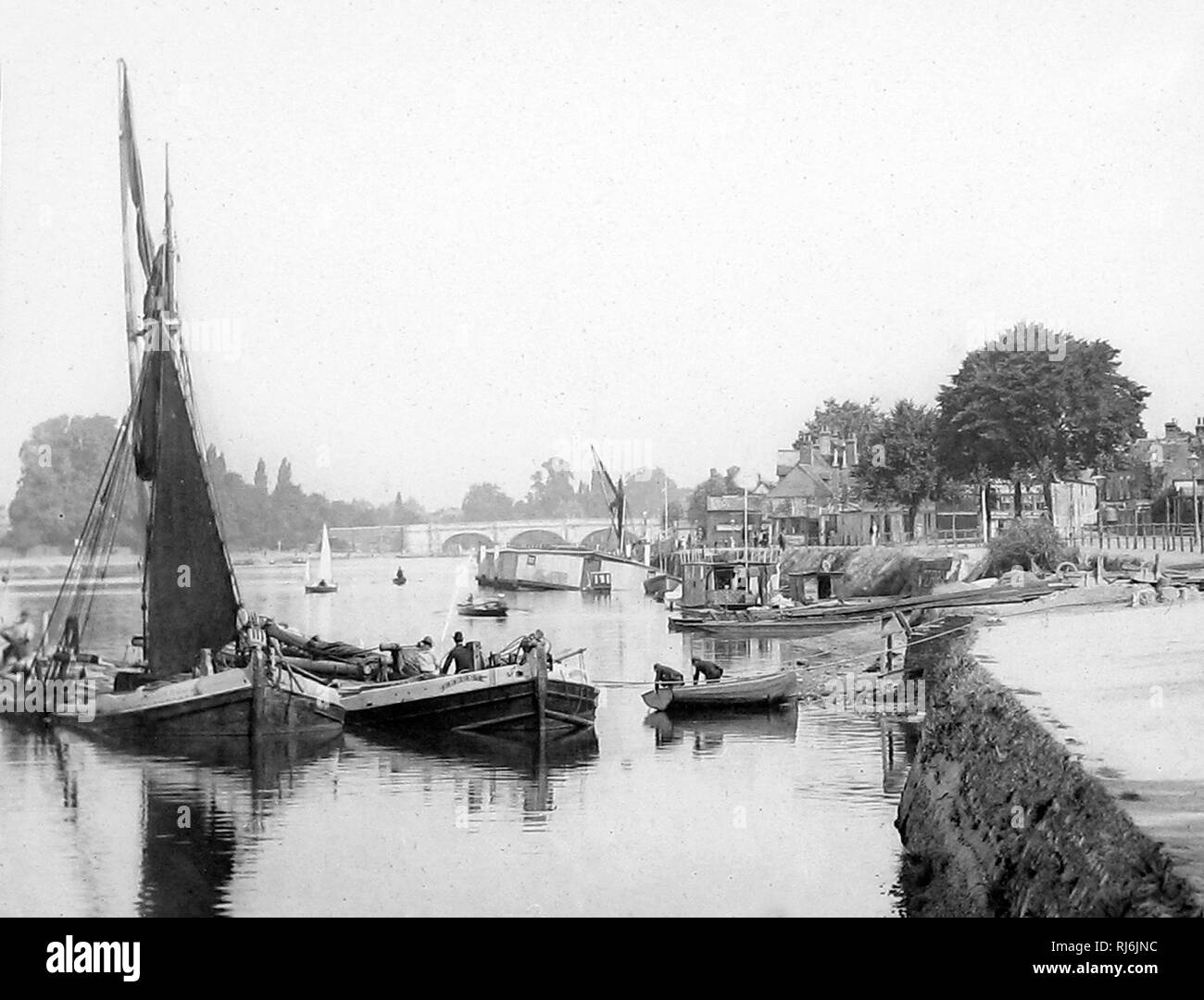 Il Tamigi chiatte, il fiume Tamigi e Kingston upon Thames Foto Stock