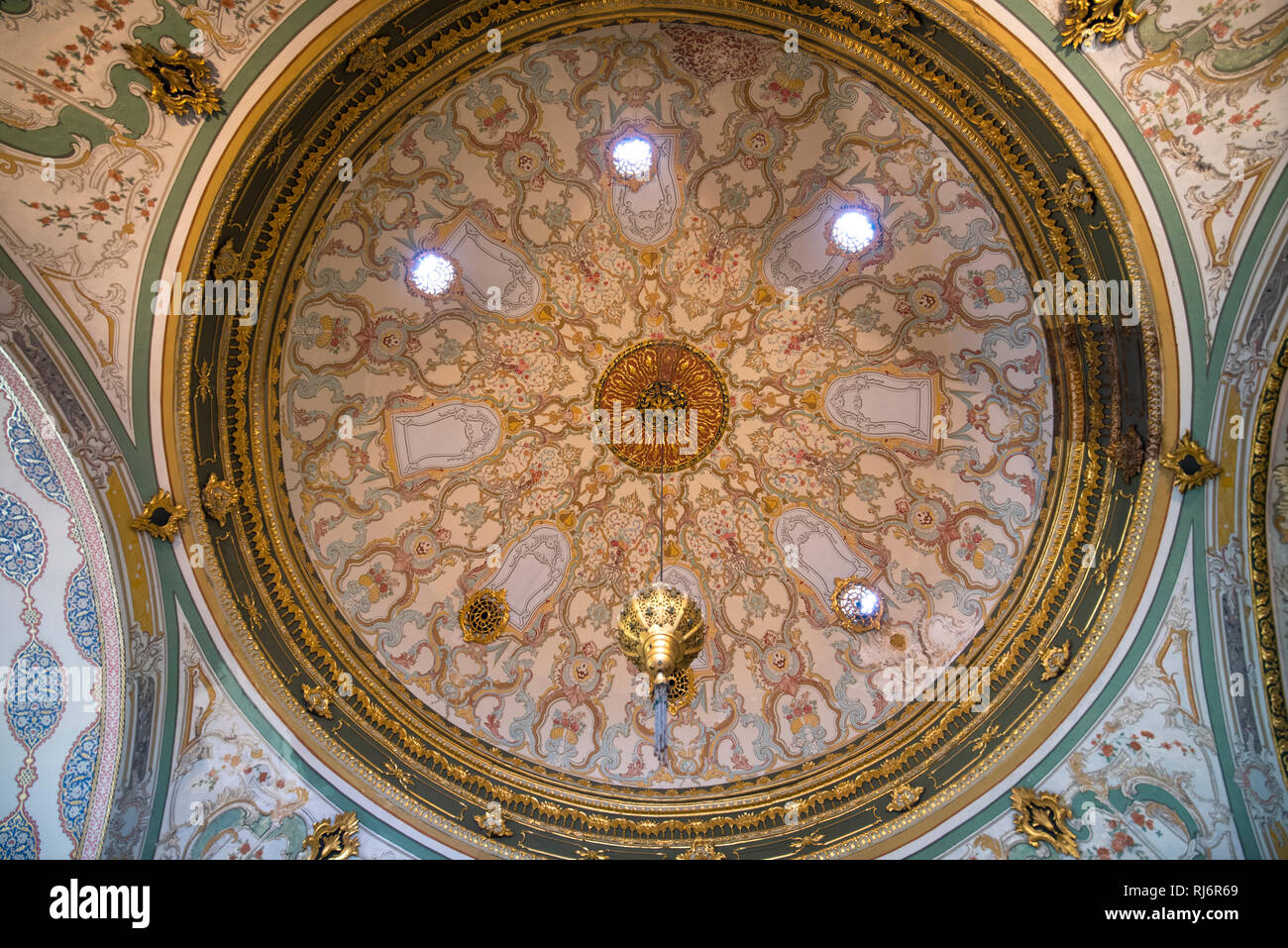 Bella decorazione all'interno di Palazzo Topkapi. Soffitto in una delle camere - Il sistema imperiale (Sultan's) hall nell'harem. Istanbul, Turchia Foto Stock