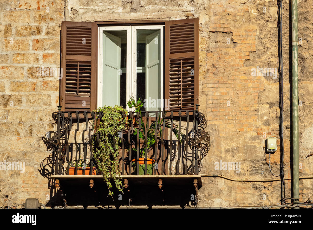 Finestra tradizionale e balcone con persiane di legno della vecchia casa in Palermo. Sicilia, Italia Foto Stock