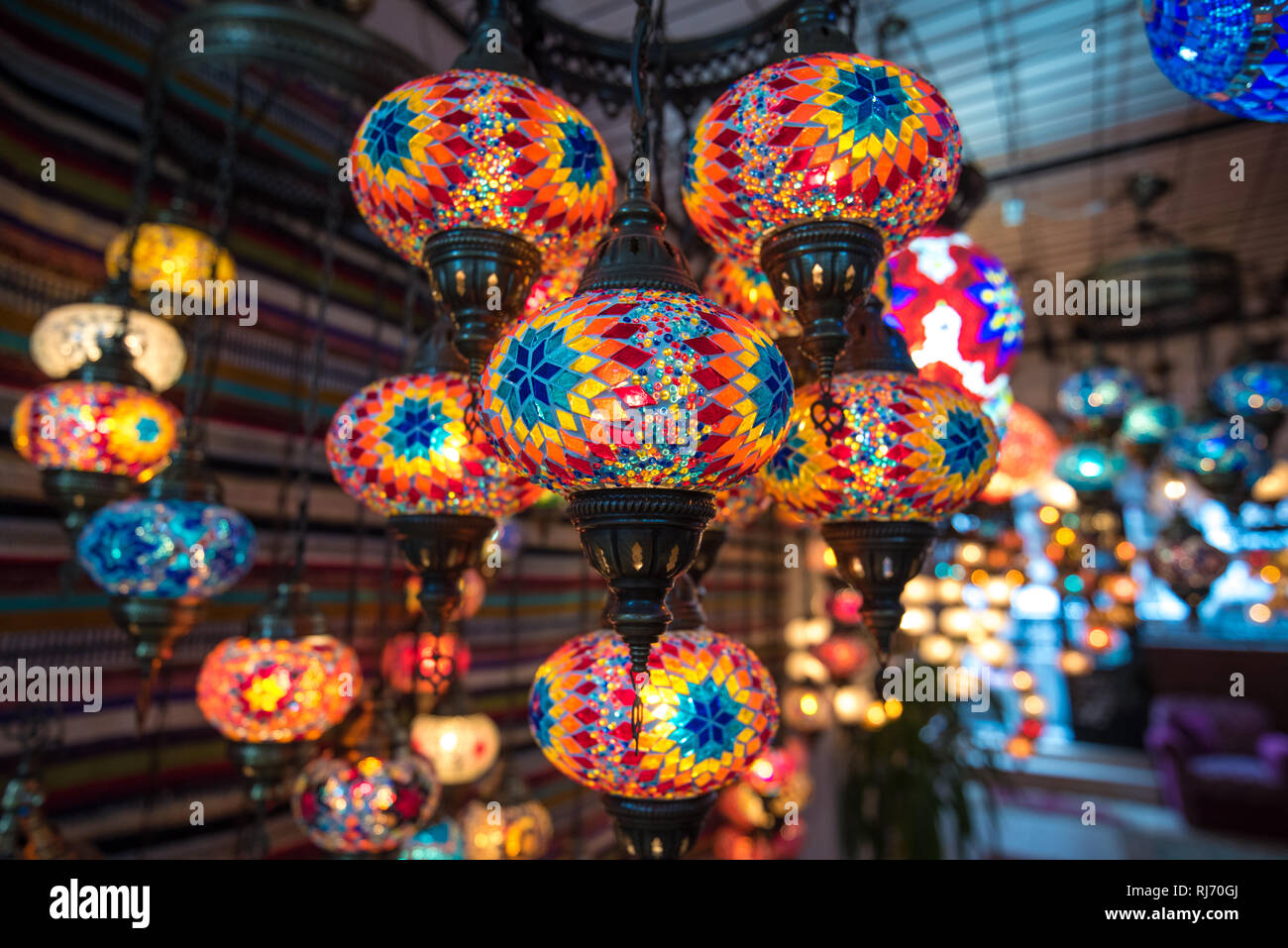 Una bella lampada turca in vetro lucido decorativo orientale in un negozio  di souvenir turistico Foto stock - Alamy
