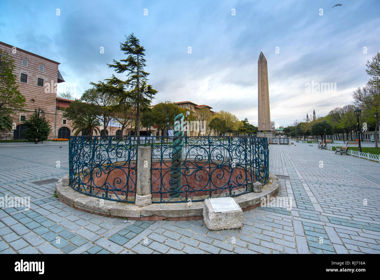 Il Serpente di greco e di colonna antica obelisco egiziano di Teodosio sul sito di un antico romano ippodromo di Costantinopoli ad Istanbul in Turchia Foto Stock