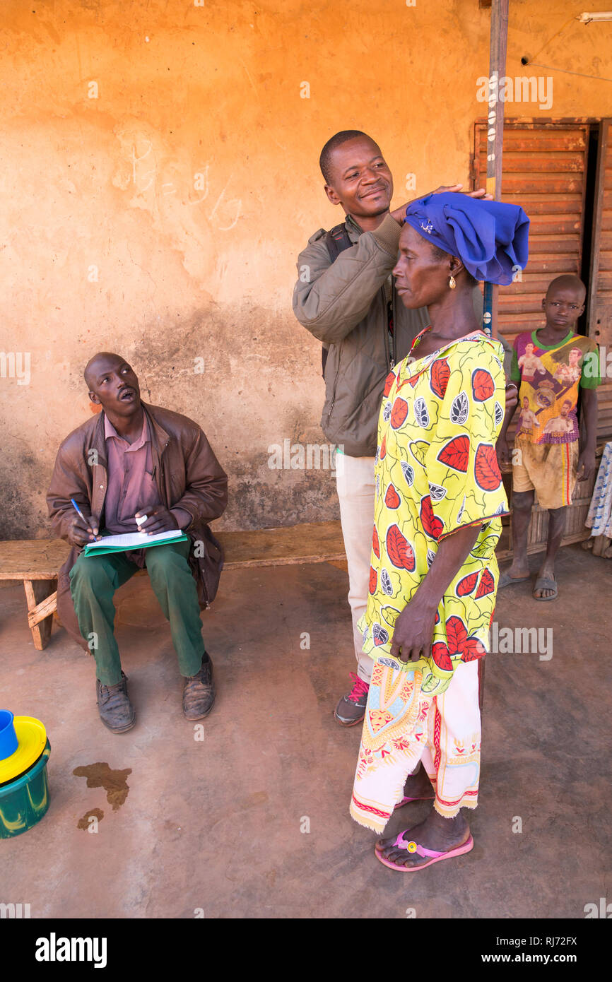Bodadiougou Village, Banfora, Cascades Region, Burkina Faso, 4th Dicembre 2016; Distribuzione Di Ivermectin A Laiman Son Con Il Distributore Comunitario Soungalo Siri. Questo fa parte del programma per prevenire La Cecità del fiume nella regione Foto Stock