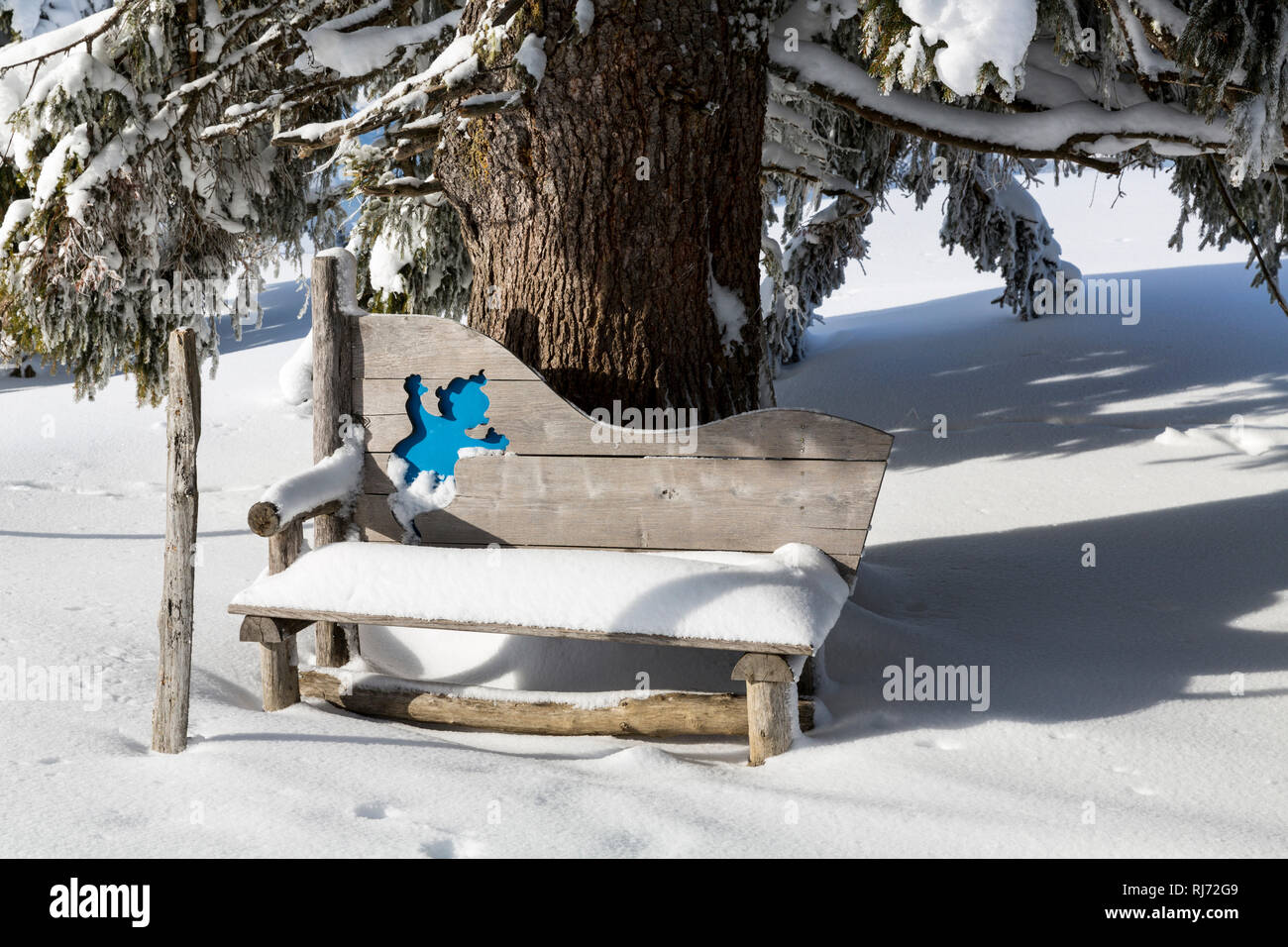 Verschneite Bank, Skiregion Alpendorf, Sankt Johann im Pongau, Salzburger Skiwelt Amadé, Salzburger Land, Österreich Foto Stock