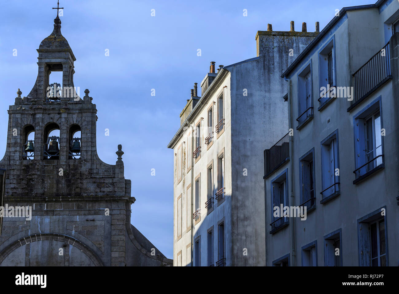 Europa, Frankreich, Bretagne, Brest, "Eglise Saint-Sauveur' und bescheidenes Wohnhaus Foto Stock