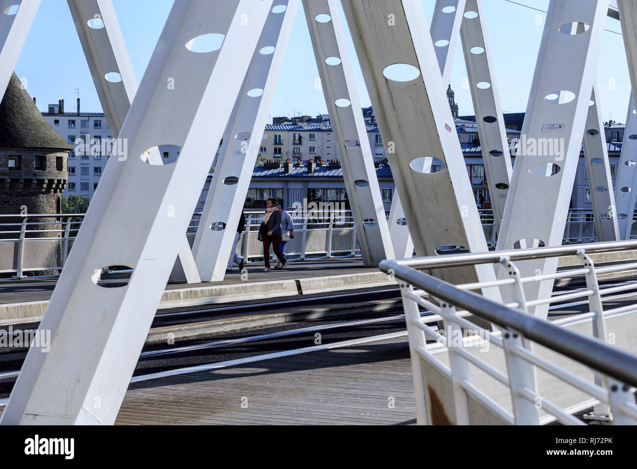Europa, Frankreich, Bretagne, Brest, Passanten auf der Pont de Recouvrance Foto Stock
