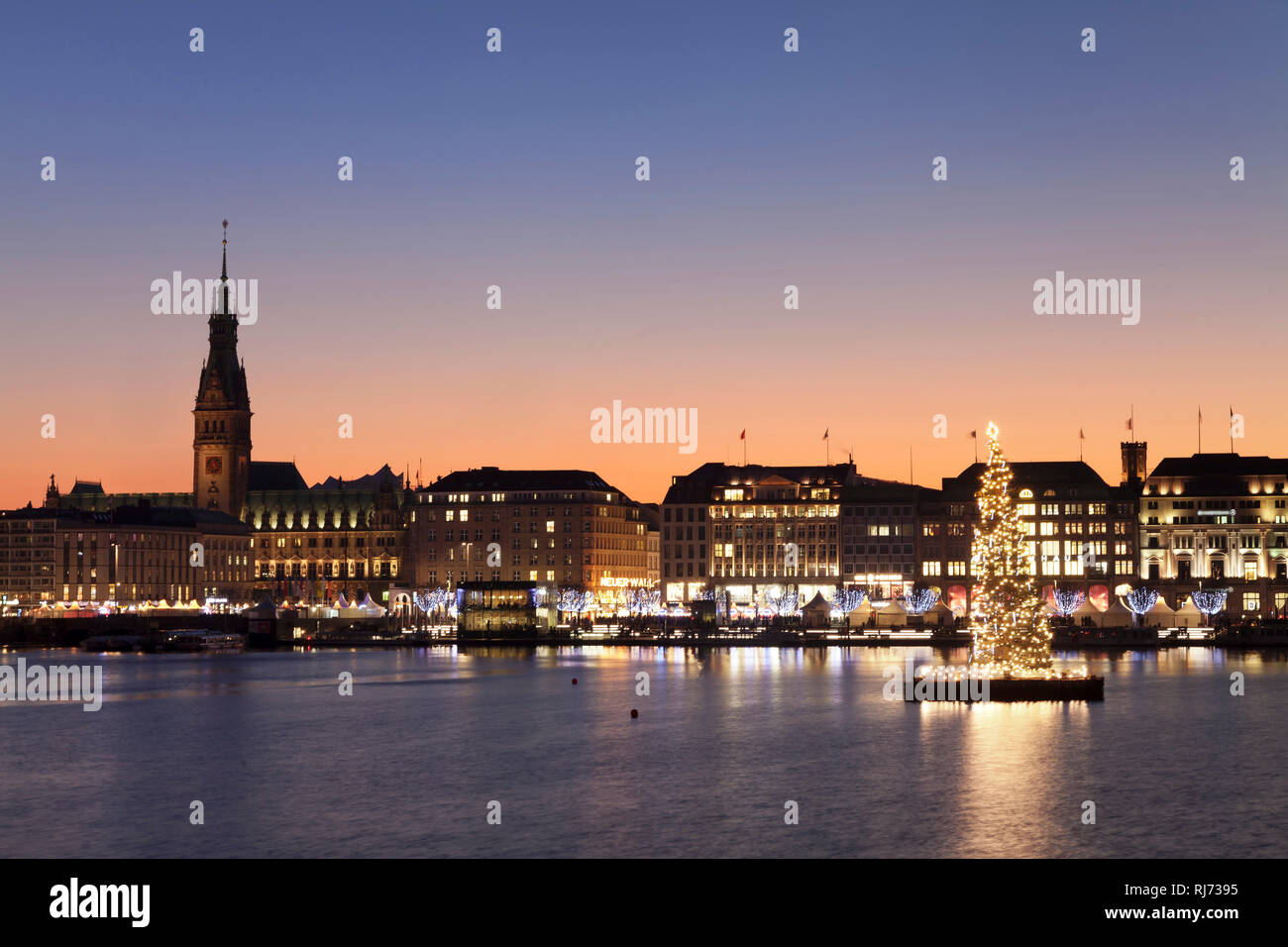 Blick über die Binnenalster zum Weihnachtsmarkt am Jungfernstieg und dem Rathaus, Amburgo, Deutschland Foto Stock