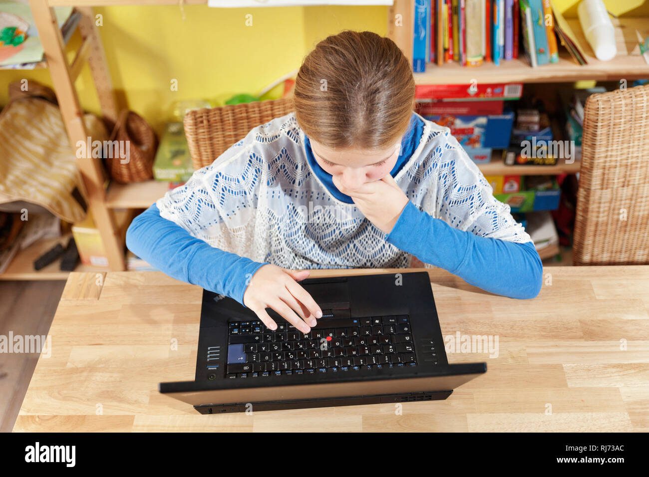 Mädchen, 10 Jahre alt, arbeitet am Laptop Foto Stock