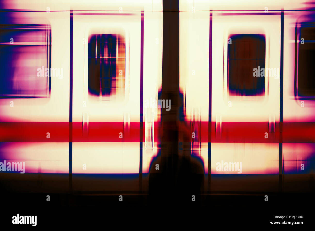 Abstrakt verwischte Außenkarosse eines Personenzuges mit zwei Fenstern und Türen, Foto Stock