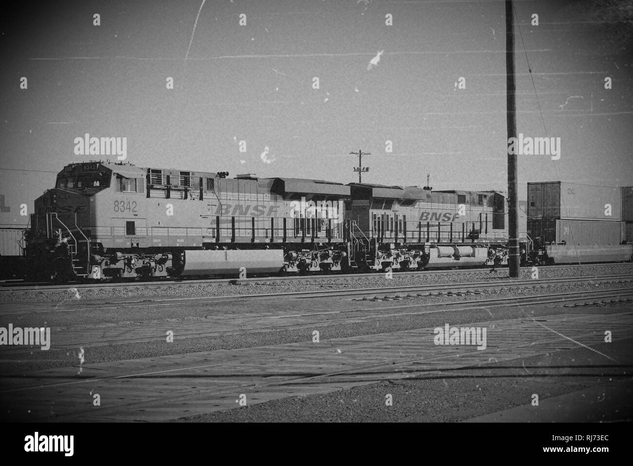 Aghi, Vereinigte Staaten, ein Güterzug mit einer General Electric Dash 9 Lokomotive der BNSF Eisenbahn Gesellschaft und Containern steht auf einem Foto Stock
