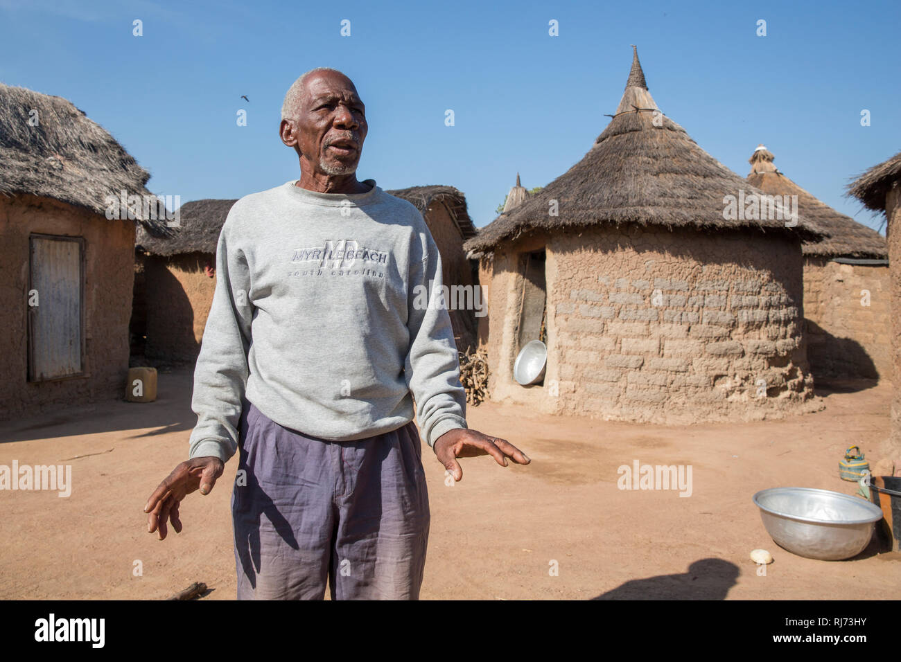 Villaggio di Diarabakoko, Banfora, Regione Cascades, Burkina Faso, 5th dicembre 2016; Dan Paul Karama, leader della comunità. Foto Stock