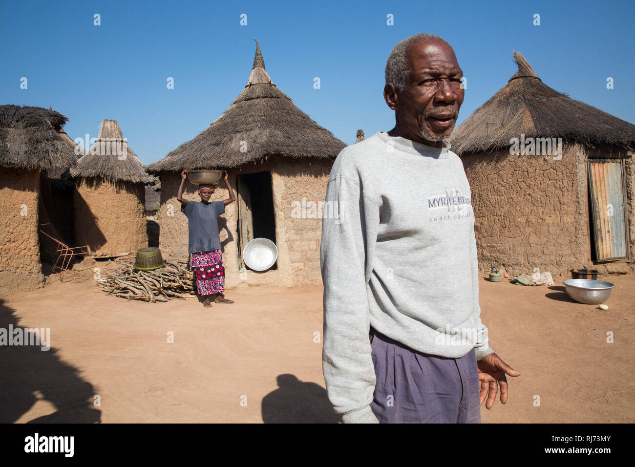Villaggio di Diarabakoko, Banfora, Regione Cascades, Burkina Faso, 5th dicembre 2016; Dan Paul Karama, leader della comunità, nel suo composto. Foto Stock